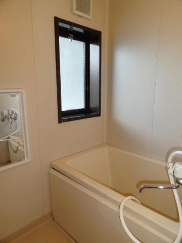 お風呂にも窓があって換気もできます。もちろんシャワーと換気扇も付いています。