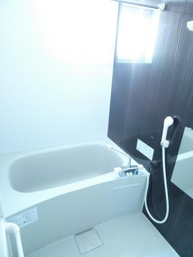 浴室には暖房乾燥が付いておりますのでカビ防止や洗濯もの乾燥に便利！