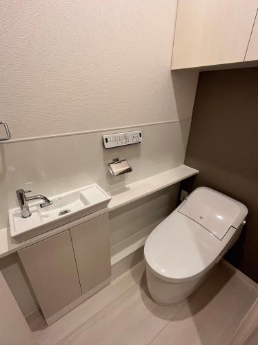 トイレには、手洗い場と棚が付いてます♪